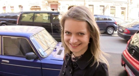 Amateur blonde Amber wird von einem gefälschten russischen Agenten gefilmt und gefickt