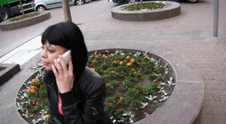 Une adolescente russe aux cheveux noirs montre ses seins et se fait baiser profondément