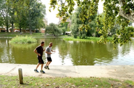 Platinablonde Tsjechische tiener Ria Sunn wordt dubbel geneukt door twee ervaren mannen