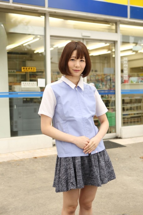 Asiatisk honung med små bröst Airi Miyazaki rider en fet stå på butiksgolvet