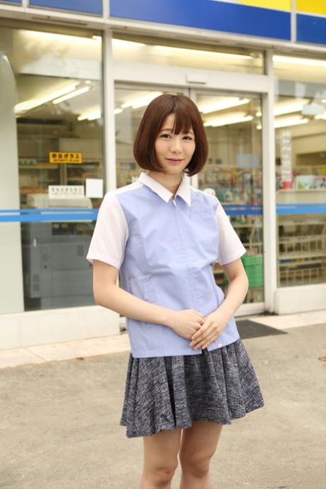 Airi Miyazaki se tape une grosse bite sur le sol du magasin