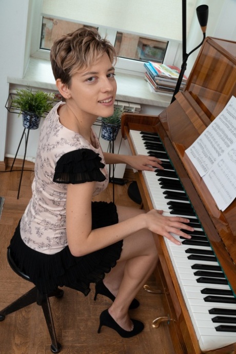 Korthårig docka Calina klär av sig och visar sin håriga fitta medan hon spelar piano