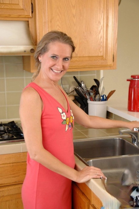 Hravá žena v domácnosti Sara James si v kuchyni vyzkouší svůj nový vibrátor