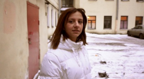 Brunette Russa mãe solteira Jenny Love a foder um falso agente de fundição