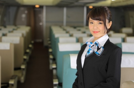 Japonská letuška Haruka Miura je v letadle ošukána úchylem