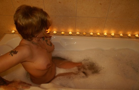 Lissa, mamie amateur, se fait pisser dessus par sa petite-fille blonde dans le bain.