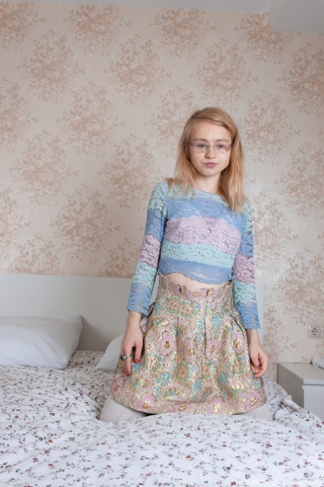 Sladká drobná teenagerka v brýlích Lightfairy se chlubí svou chlupatou vagínou na posteli