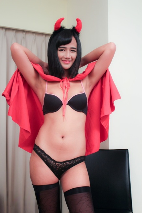 Sexy ladyboy devil Gift får en hard analpikk i forskjellige stillinger