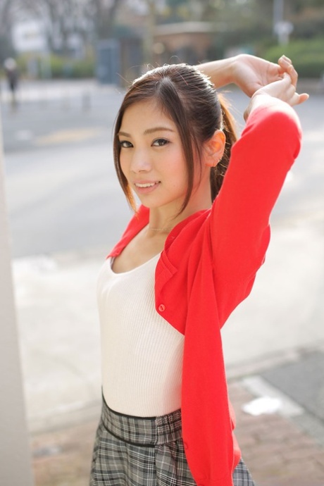 Den japanske skønhed Seira Nakamura bliver domineret, kneppet og creampied