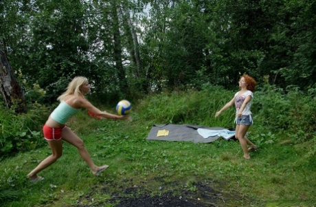 Die süßen Teenager Avina und Hailey werden bei einem Picknick von einer steifen Stange gerammt