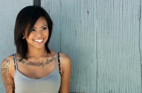 La tatuada belleza asiática Krissie Dee se involucra en una caliente acción bukakke