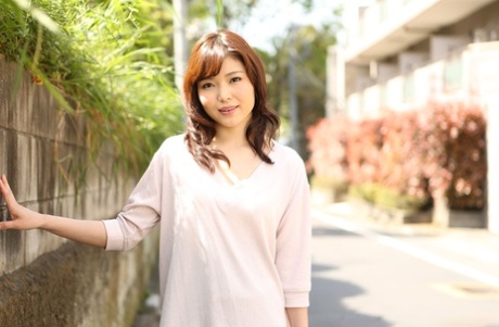 La jeune femme japonaise Shino Aoi goûte le sperme et en reçoit dans sa chatte après l