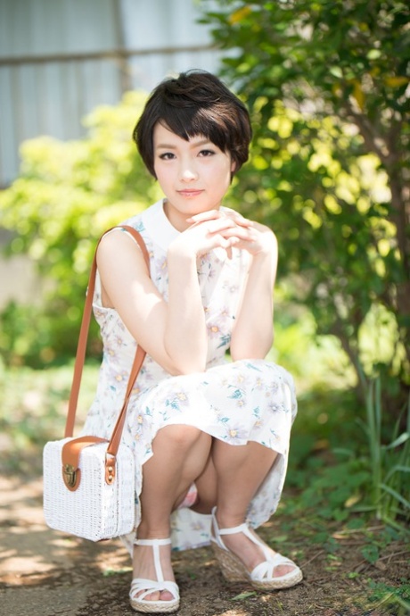 Brunetní japonská dívka Mari Haneda kouří před krásným pohlavním stykem
