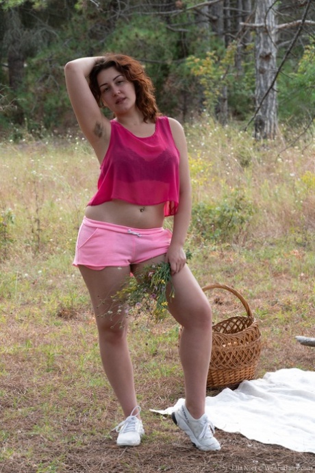 La amateur Ella Nori muestra sus axilas peludas antes de masturbarse al aire libre