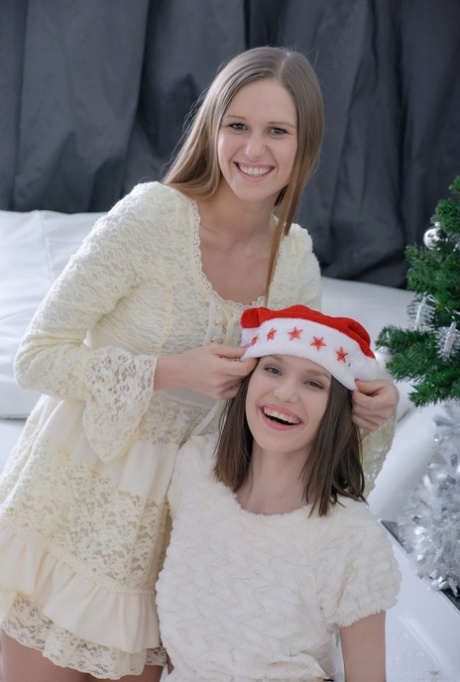 As amadoras Bella e Trinity partilham uma pila com gorros de Natal