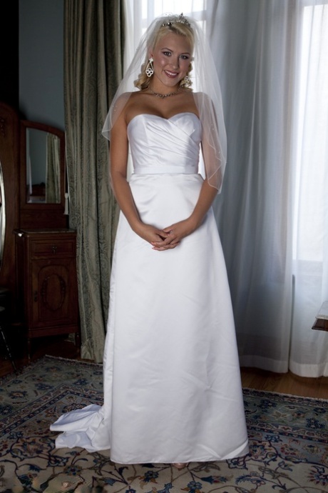 Невеста-блондинка Кэти Саммерс снимает свадебное платье и позирует топлес в нижнем белье