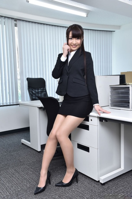 La chaude Asiatique Natsuki Hasegawa se fait cramponner la chatte poilue dans un quickie de bureau