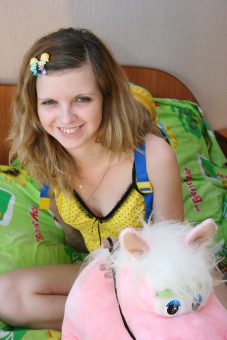 Verleidelijke tiener Simona kokhalst op een grote lul & laat hem in haar kleine kutje glijden