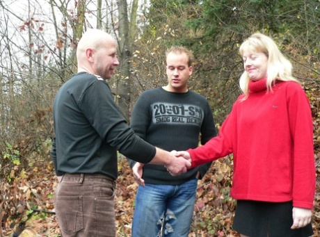 Blonde amateur Roxanna proeft twee stijve staven en wordt gefacialiseerd in het bos