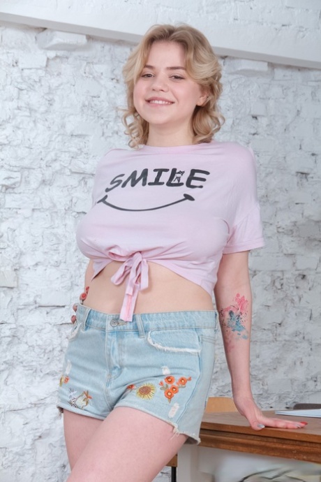 Teen Bella Breeze zeigt ihre Titten und wird von ihrem Studienkumpel gefickt und facialisiert
