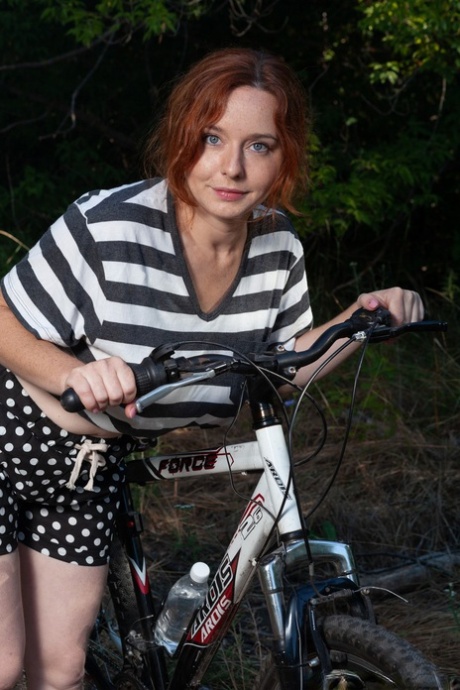 Mollige Radfahrerin Elouisa enthüllt ihre großen Titten und ihre haarige Muschi im Freien
