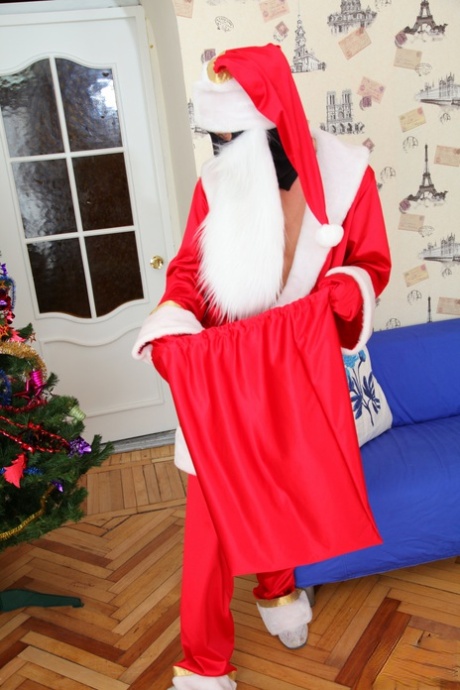 Teen s malými prsa Ira gets banged podle a maskovaný zloděj v A Santa uniform