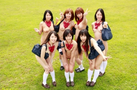 As insaciáveis alunas japonesas têm os seus buracos sensuais fodidos profundamente