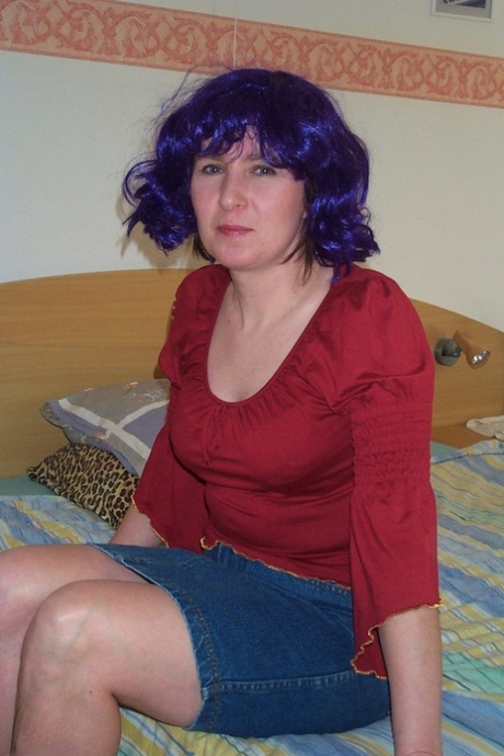 Tieneke, femme au foyer aux cheveux bleus, dévoile son gros cul et joue avec sa chatte poilue