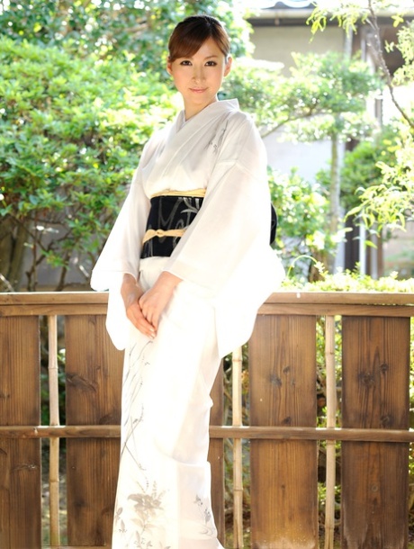 Dojrzała Azjatka Reira Aisaki bierze sztywnego kutasa w swoją przyciętą pochwę