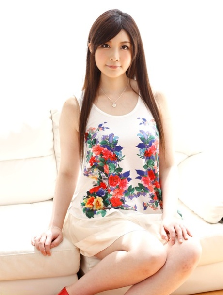 Brunett asiatisk tjej Rie Tachikawa smeker sina stora bröst medan hon blir knullad