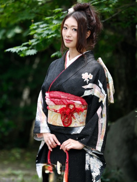 Aziatisch meisje met grote tieten Reiko Kobayakawa pijpt lullen voor een heet triootje