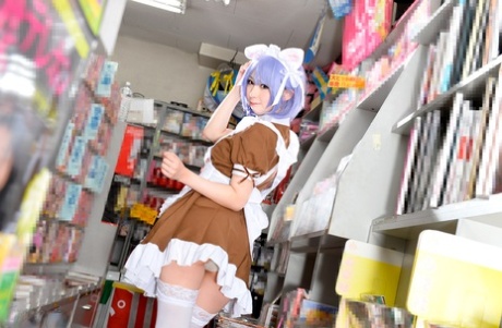 紫色の髪の日本の女の子ミク小栗は店で見知らぬ人に犯される