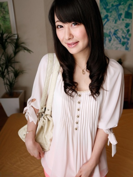 Geheel natuurlijke Japanse babe Ayumi Iwasa laat haar spuitende kutje bespelen & naaien