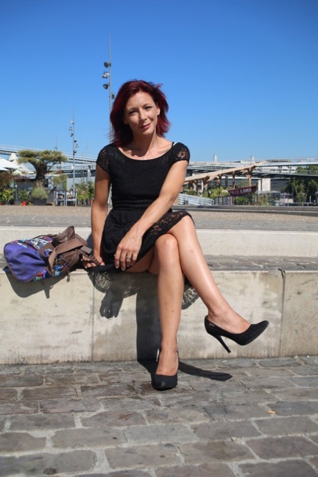 Sexy fransk rødhåret moden Morgane Dell blotter fitta i offentligheten