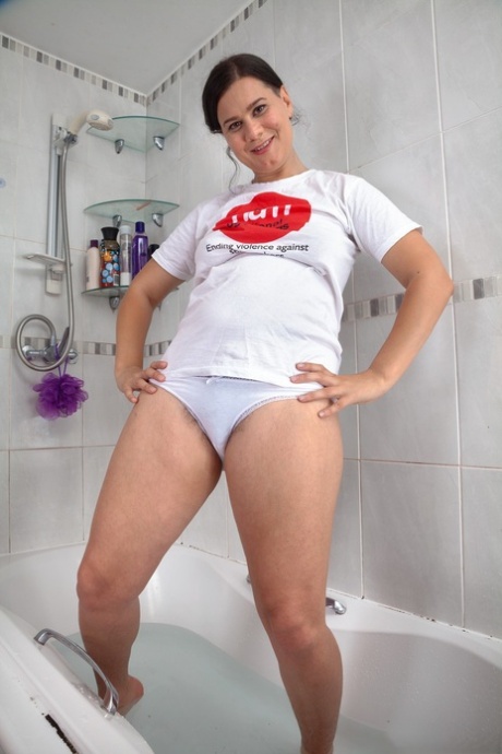 Amateur Teen Tallulah enthüllt ihren Busch und posiert nackt in einer Badewanne