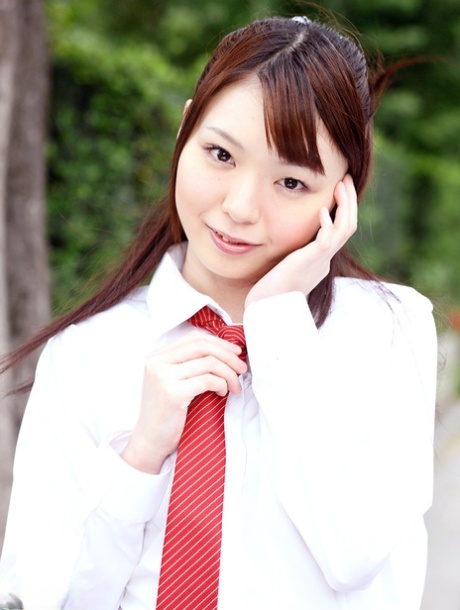 La studentessa asiatica Aya Eikura si fa sbattere con forza dopo essersi fatta sditalinare la figa