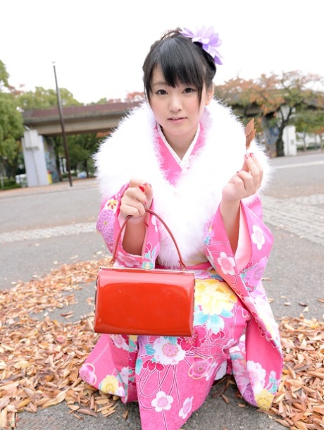 Азиатская красотка Тсуна Кимура (Tsuna Kimura) показывает свои маленькие сиськи и трахается втроем