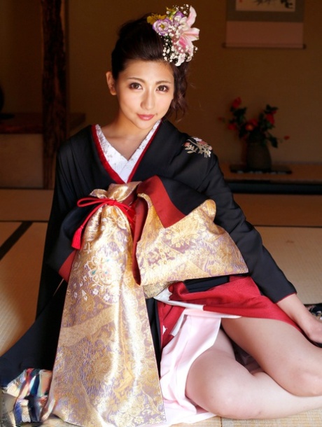Sexy Asian babe Yuna Shiratori doffs her kimono and rides a tasty boner