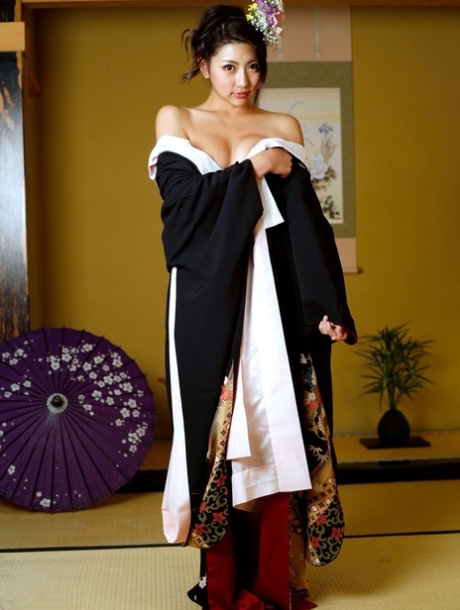 Sexy Asian babe Yuna Shiratori doffs her kimono and rides a tasty boner