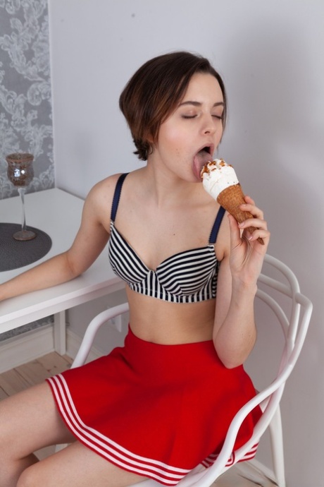Adolescente Melody Sweet se desnuda y extiende su coño peludo después de comer helado