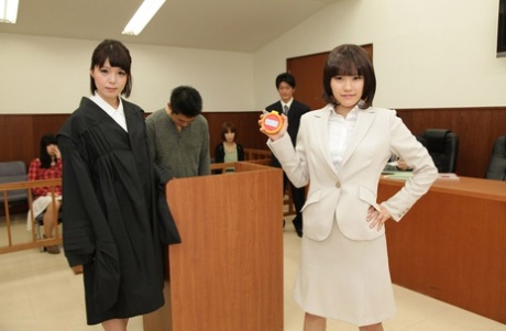 Sexig asiatisk tjej med små bröst får sin fitta fylld med en kuk i domstolen