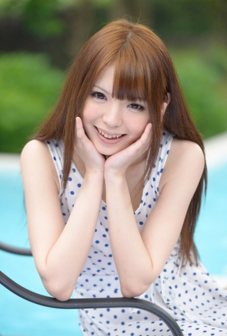 La mignonne asiatique Aya Eikura montre ses petits seins et se fait ramoner à trois