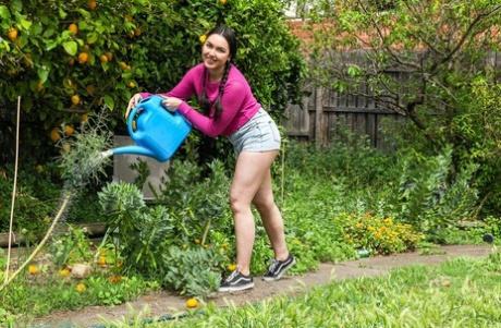 Speelse amateur hottie plukt een courgette uit de tuin & neukt hem