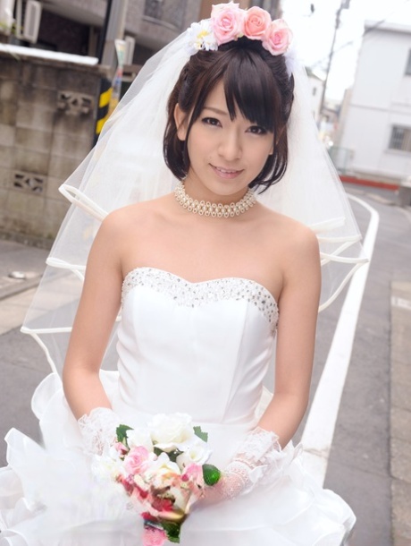 La jeune mariée asiatique Ruri Narumiya se fait sucer les tétons avant une fellation et du sexe.