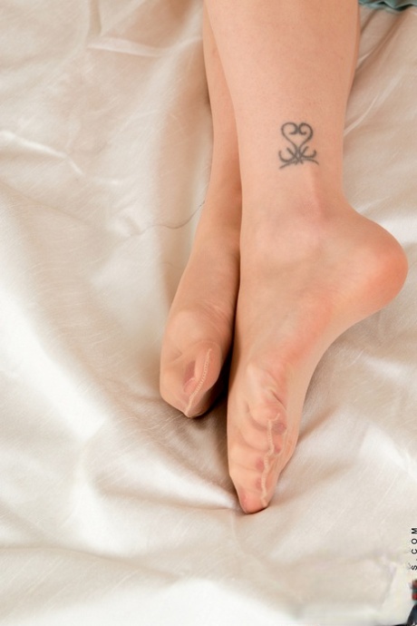 Horká britská MILF Tiffany Naylor si svléká punčocháče a ukazuje svůj zadek a díry