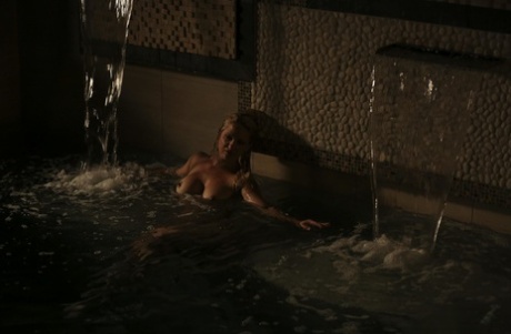 37yo hottie Caroline De Jaie cabalga la polla de su marido en una piscina privada de spa