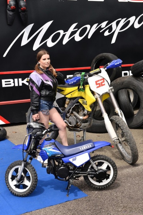 Rosyjska nastoletnia motocyklistka z ogromnymi cyckami Alice Wayne zostaje publicznie zerżnięta w tyłek