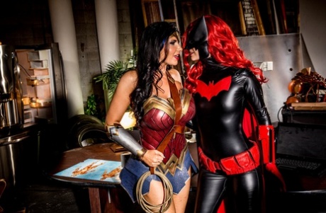 Las cosplayers Charlotte Stokely y Romi Rain se prueban el coño mutuamente