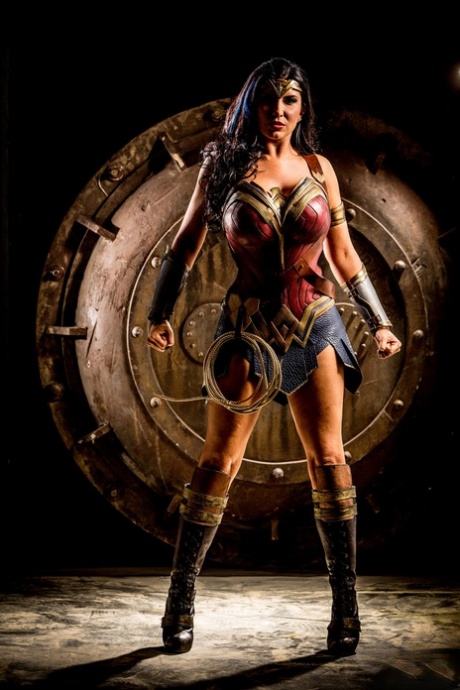 Kinky MILF in einem Wonder Woman Kostüm Romi Rain wird von drei Kerlen gerammt