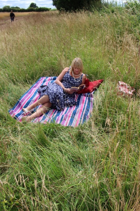 Rubia amateur abuelita Amy se inclina para chupar la polla y es embestido al aire libre